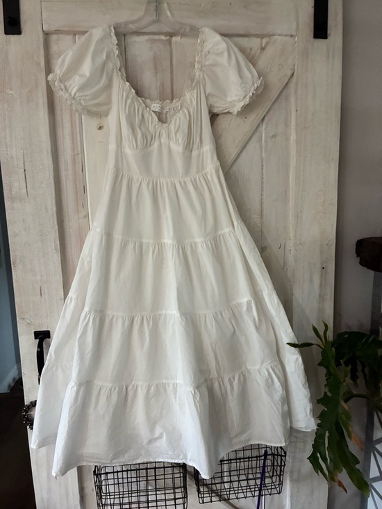 Astr Dresses & Skirts - Astr White Tiered Maxi Dress with Puff Sleeves
